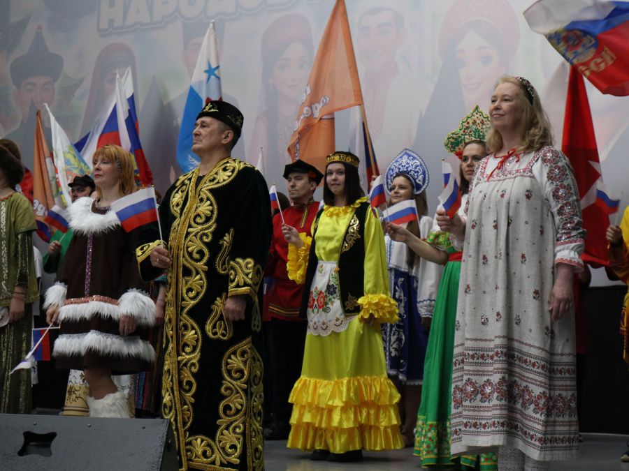 костюмы для представления были созданы руками детей и педагогов